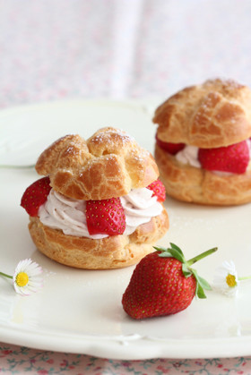 。*いちごのシュークリーム*。