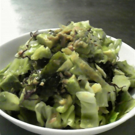 キャベツとアボカドのツナポン海藻サラダ