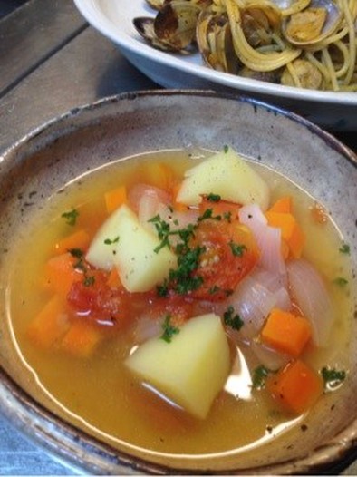 魚のアラで野菜スープの写真