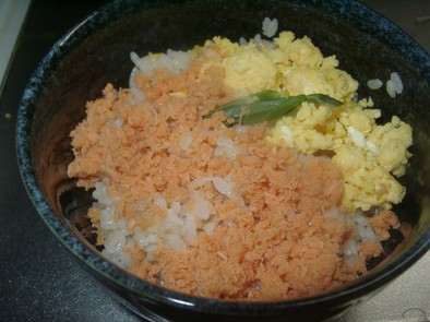二色丼(シャケと卵)の写真