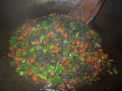 リサイクル　レンコン煮物の残りとゴマの葉の写真