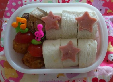 お弁当♪ロールサンドイッチの写真