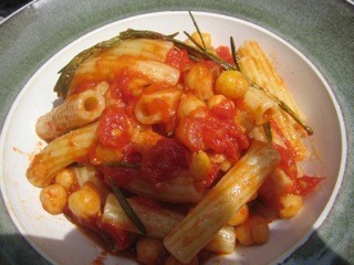 ひよこ豆とトマトのパスタの画像