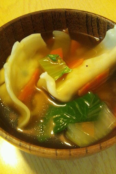餃子の中華スープの写真