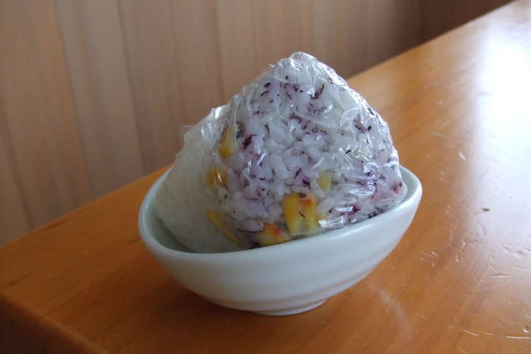 ゆかりコーンおにぎり レシピ 作り方 By ぱんださいぼーぐ クックパッド 簡単おいしいみんなのレシピが360万品