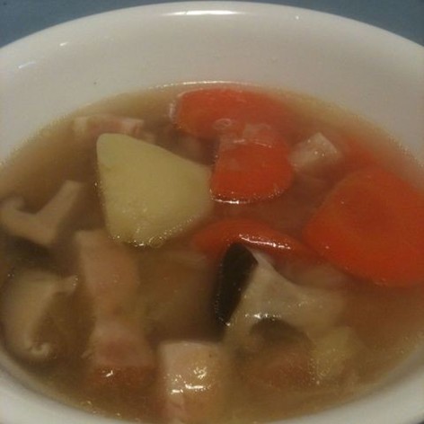 ポトフ：ベーコン入りの温野菜スープ