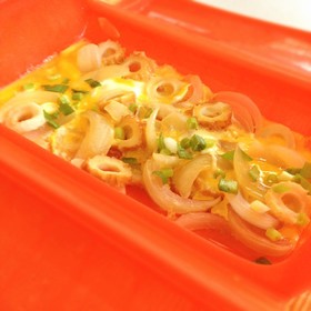 レンジで楽チン♪新玉ねぎとちくわの卵とじ