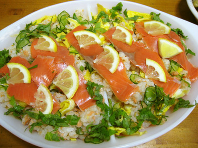 鮭フレーク・スモークサーモン　ちらし寿司の写真