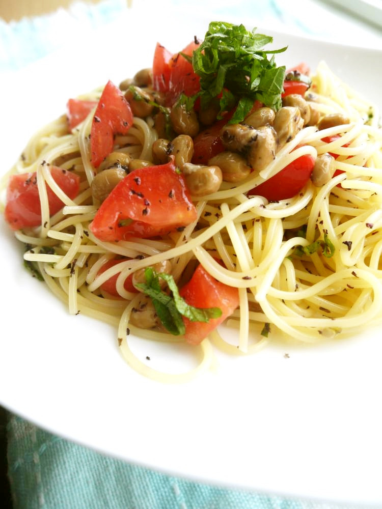 冷凍納豆でさっぱり！トマトとシソの冷製パスタ