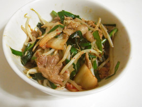 (超簡単)豚肉キムチもやしニラ炒め