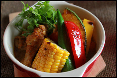 スパイシーチキンのスープカレー夏野菜添えの写真