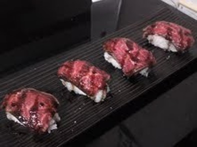 牛もも肉のタタキ寿司～バルサミコソース～の写真