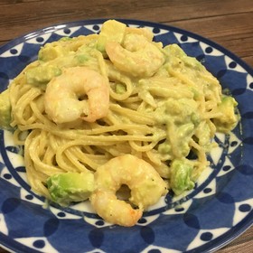 海老アボカドの醤油マヨクリームパスタ♪