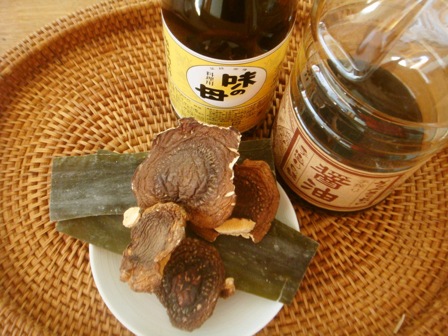 椎茸と昆布で作る甘めの出汁醤油の画像