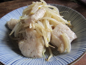 塩麹でやわらか鶏むね肉ともやしの炒めもの