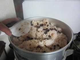 ほんのり塩気☆甘納豆の甘口赤飯@函館
