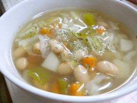 大豆と野菜たっぷりのコンソメスープ♪