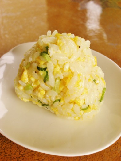 電子レンジで卵炒飯(おにぎり)お弁当の写真