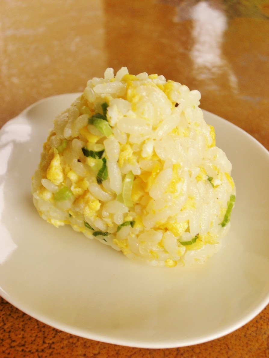 電子レンジで卵炒飯(おにぎり)お弁当の画像