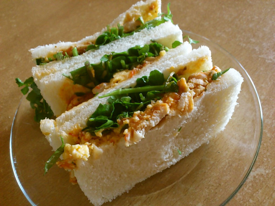 トマトチキンとクレソンのサンドイッチの画像