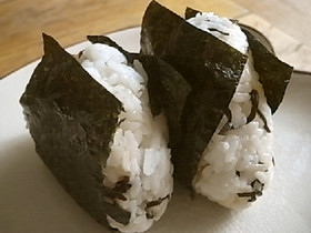 塩昆布とおかかクリームチーズのおにぎり
