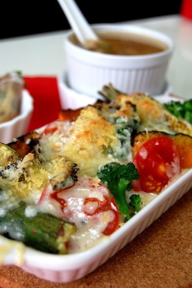 たっぷり夏野菜のチーズ焼きドリアの写真
