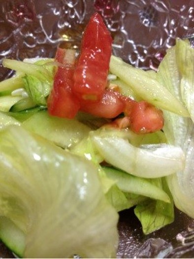 簡単ドレッシングで生野菜サラダの写真