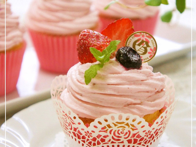 苺のデコレーションカップケーキ レシピ 作り方 By Nyonta クックパッド