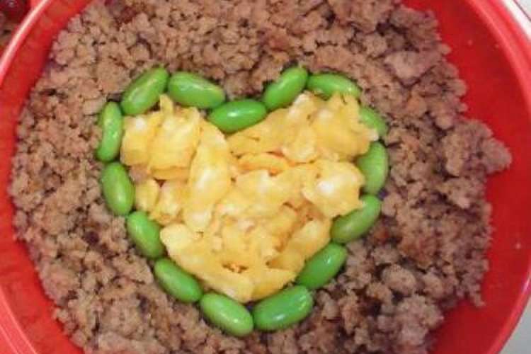 カワイイ ２色そぼろ丼の盛り付け方 レシピ 作り方 By りおな クックパッド 簡単おいしいみんなのレシピが373万品