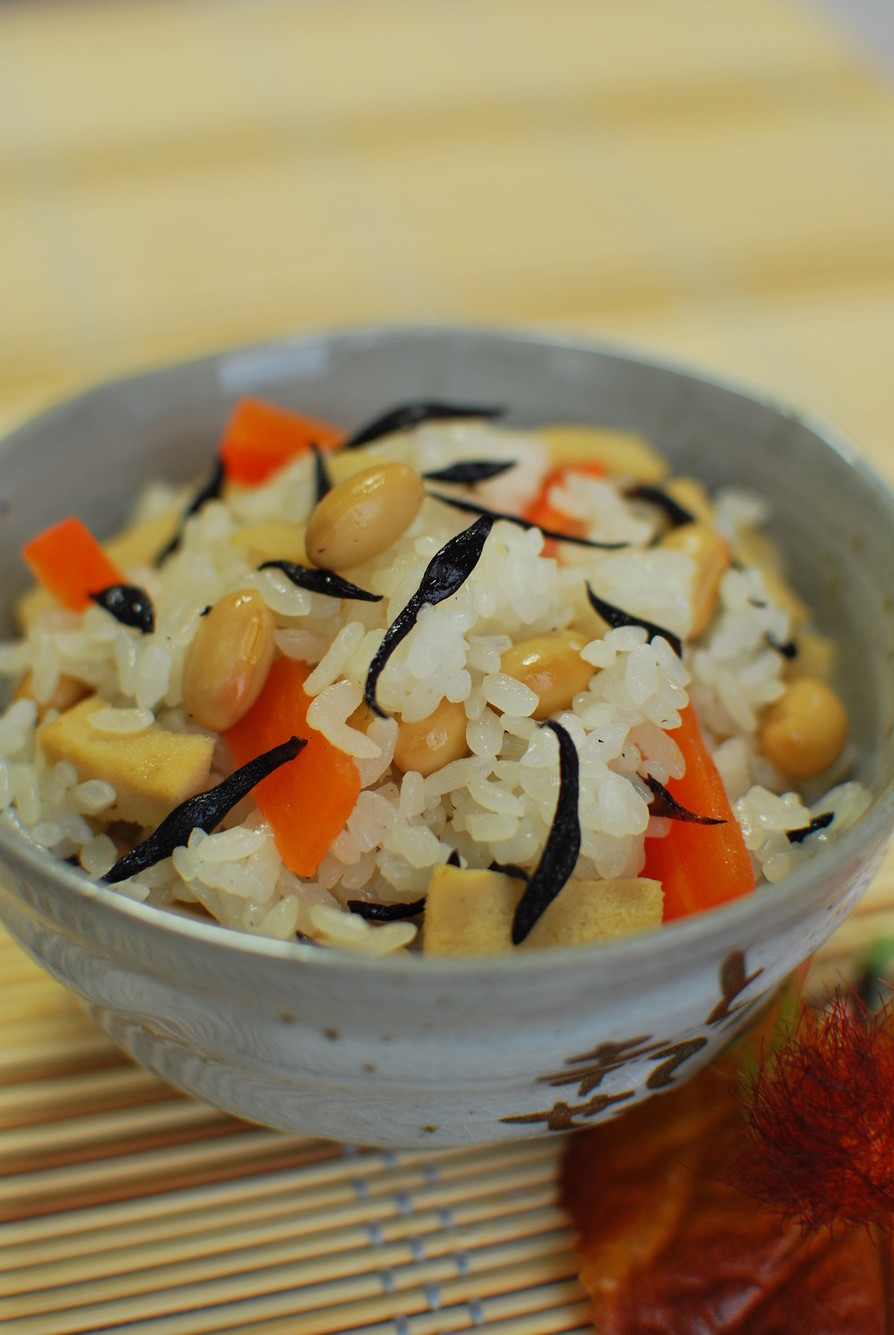 大豆とひじきの混ぜご飯の画像