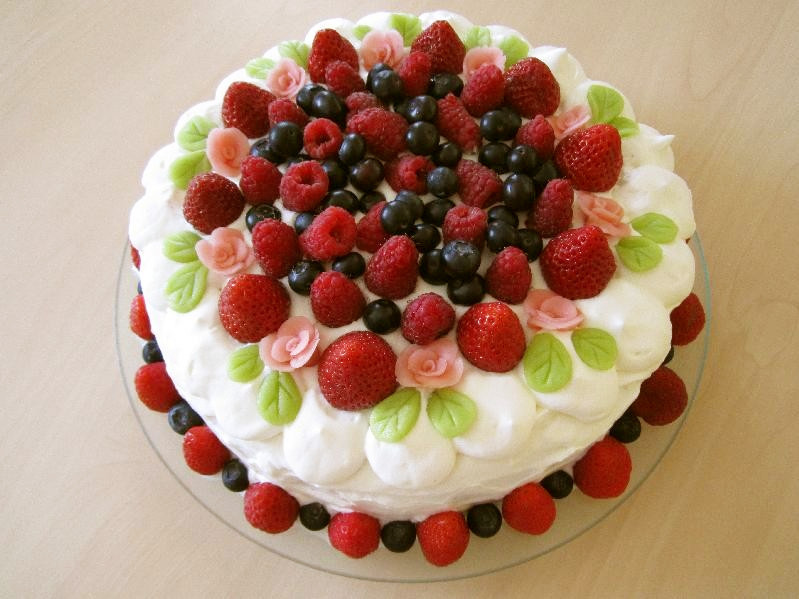 苺のデコケーキ（トリプルベリー）の画像