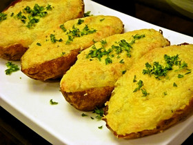 塩麹ガーリックバター入りジャケットポテト