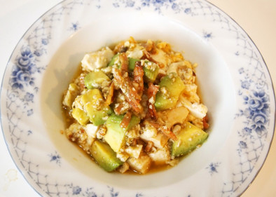 カリカリベーコン豆腐とアボカドのサラダの写真
