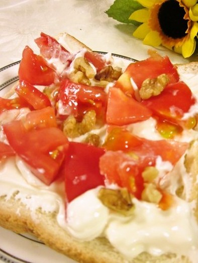 トマトと蜂蜜レモンヨーグルトのトーストの写真