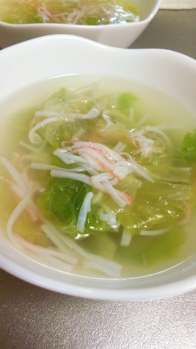 レタスとカニカマの中華スープの写真