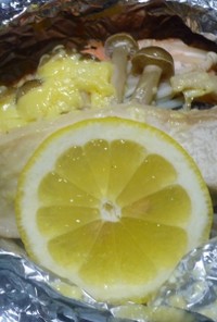 簡単・塩麹漬けの鮭とキノコのホイル包み