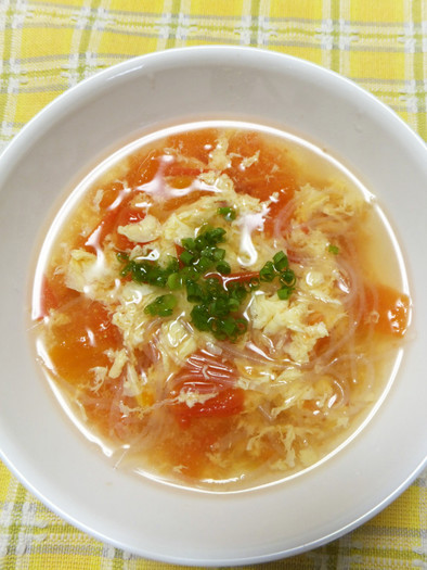 トマトと卵と春雨の中華スープの写真