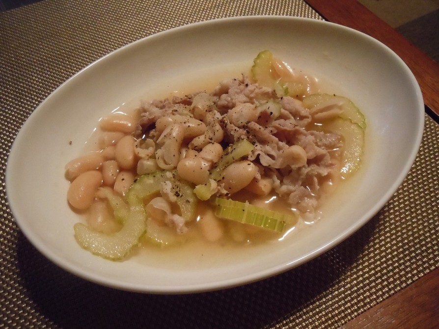 白いんげん豆と豚肉のスープの画像