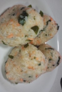 鮭とワカメの混ぜご飯(おにぎり)
