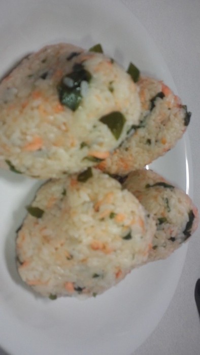 鮭とワカメの混ぜご飯(おにぎり)の写真
