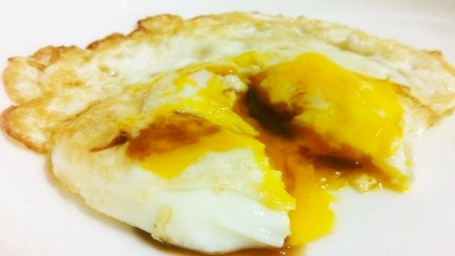 目玉焼き Turn Over Easy レシピ 作り方 By 焼肉部 クックパッド 簡単おいしいみんなのレシピが355万品