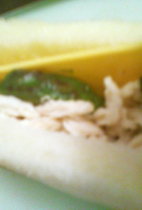 アボカドと蒸し鶏のサンドイッチ