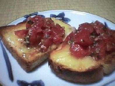 ガーリック味トマトのせチーズトーストの写真
