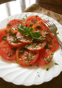 トマト＆バジルのシンプルなサラダ。