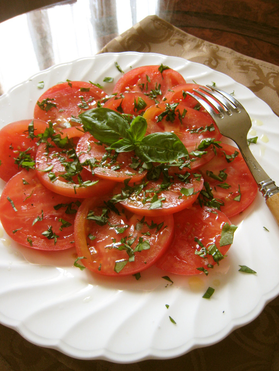 トマト＆バジルのシンプルなサラダ。の画像