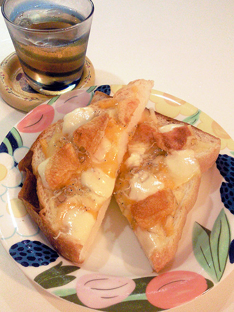 食パンアレンジ・とろけるチーズ＆ポテチの画像