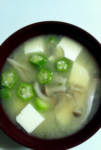 オクラとしめじと豆腐の簡単な味噌汁