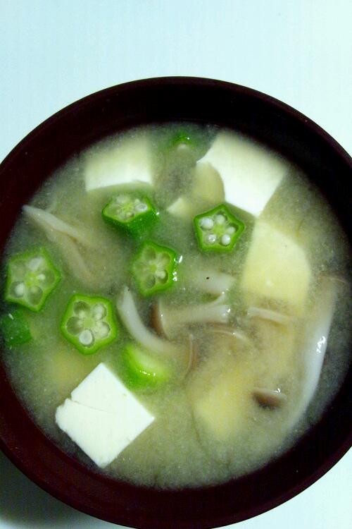 オクラとしめじと豆腐の簡単な味噌汁の画像