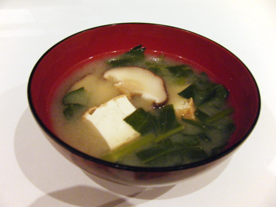 空心菜と干し椎茸と厚揚げの味噌汁の画像