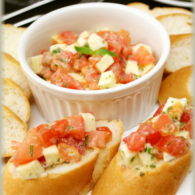 トマトとモッツァレラチーズのブルスケッタ レシピ 作り方 By Enjoykitchen クックパッド 簡単おいしいみんなのレシピが373万品